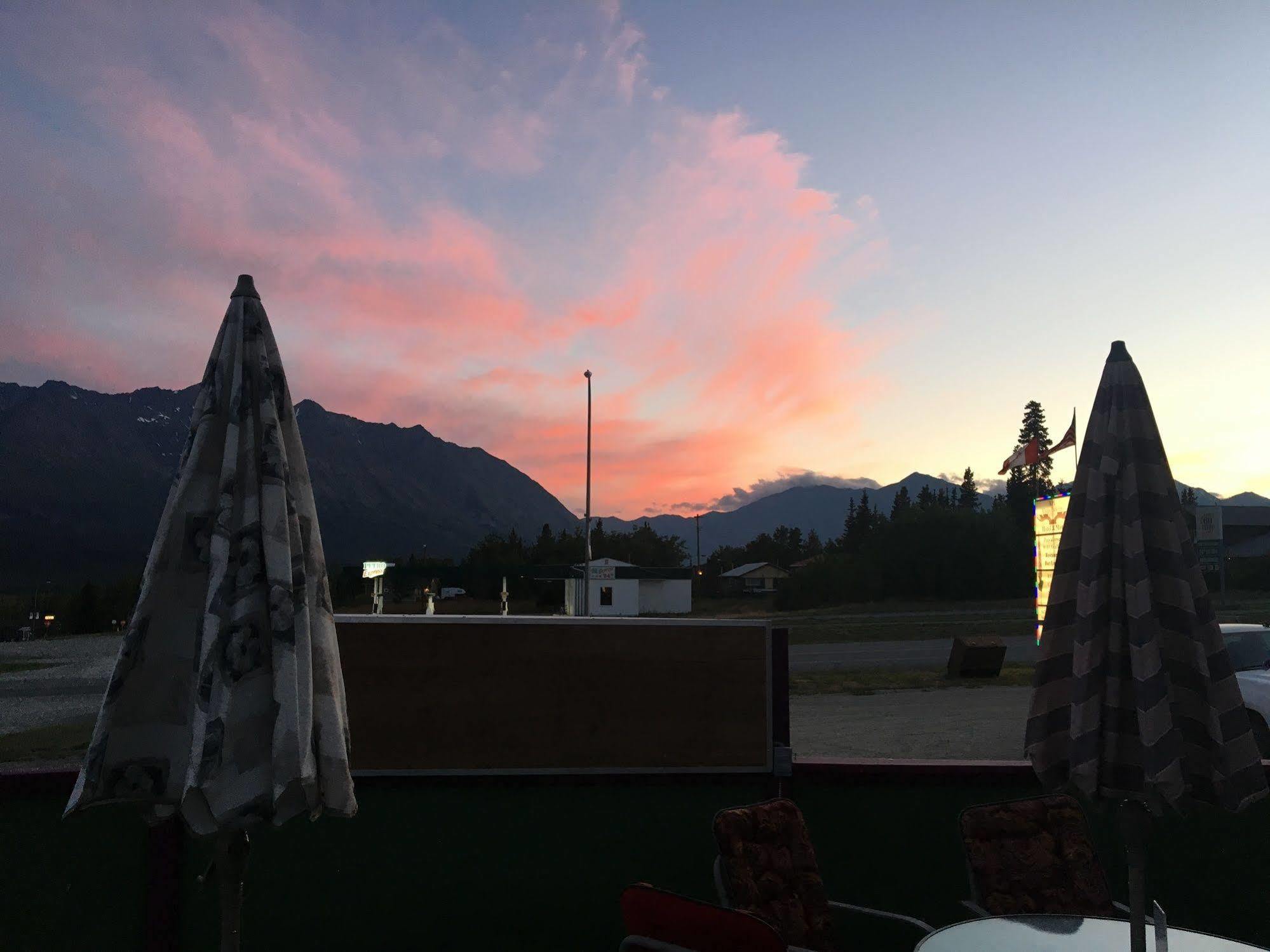 Kluane Park Inn Haines Junction Exteriér fotografie